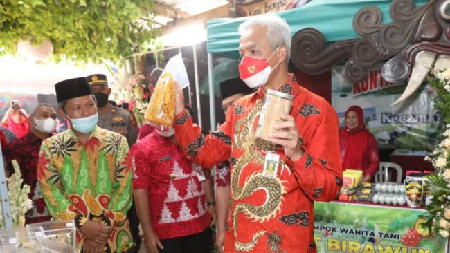 Ganjar membuka Expo KTNA, di Pasar Bunga Jetis, Bandungan, Kabupaten Semarang, Rabu (24/8/2022). Foto: Humas Jateng