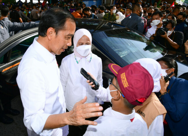 Presiden Jokowi dan Ibu Iriana diwawancara oleh dua wartawan cilik, Ifa dan Rafif di Pasar Pucang Anom, Kota Surabaya. Foto: BPMI Setpres