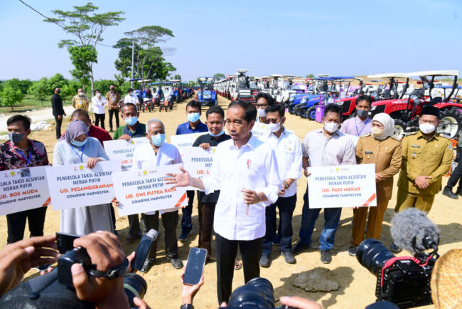 Presiden Joko Widodo memberikan keterangan pers usai meluncurkan lumbung pangan (food estate) berbasis mangga di Kabupaten Gresik, Provinsi Jawa Timur, Senin, 22 Agustus 2022. Foto: BPMI Setpres