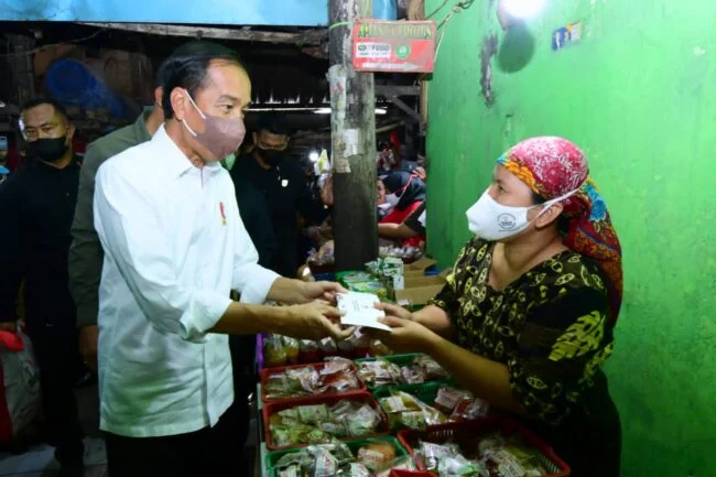 Presiden Joko Widodo memberikan bantuan sosial kepada para pedagang di Pasar Larangan, Kabupaten Sidoarjo, Senin, 22 Agustus 2022. Foto: BPMI Setpres