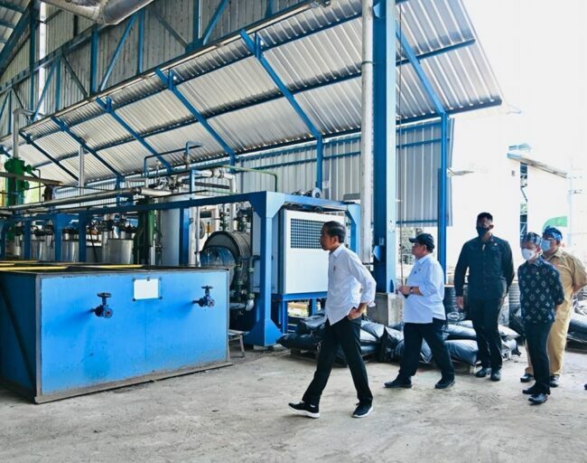 Presiden Joko Widodo meninjau pabrik aspal di PT Wika Bitumen, Kabupaten Buton, pada Selasa, 27 September 2022. Foto: BPMI Setpres