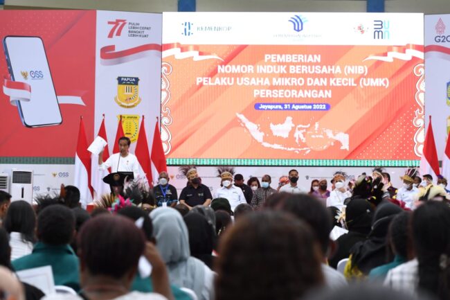 Presiden Joko Widodo saat menyampaikan sambutannya dalam acara penyerahan nomor induk berusaha (NIB) kepada para pelaku UMKM di Gedung Olahraga (GOR) Toware (HMS), Kabupaten Jayapura. Foto: BPMI Setpres