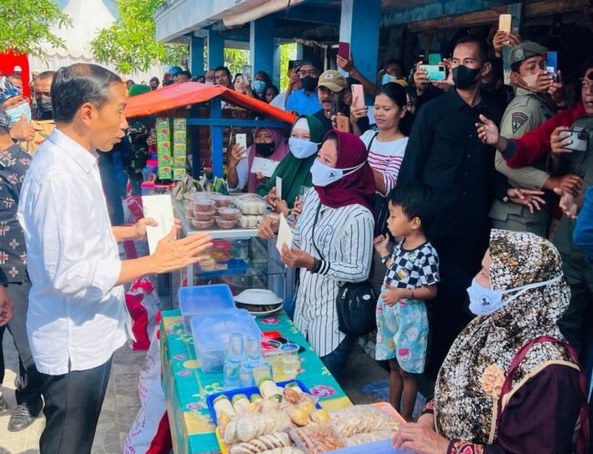 Presiden langsung menyapa sekaligus menyerahkan bantuan modal kerja (BMK) kepada para pedagang di Pasar Wameo, Kota Baubau, pada Selasa, 27 September 2022. Foto: BPMI Setpres