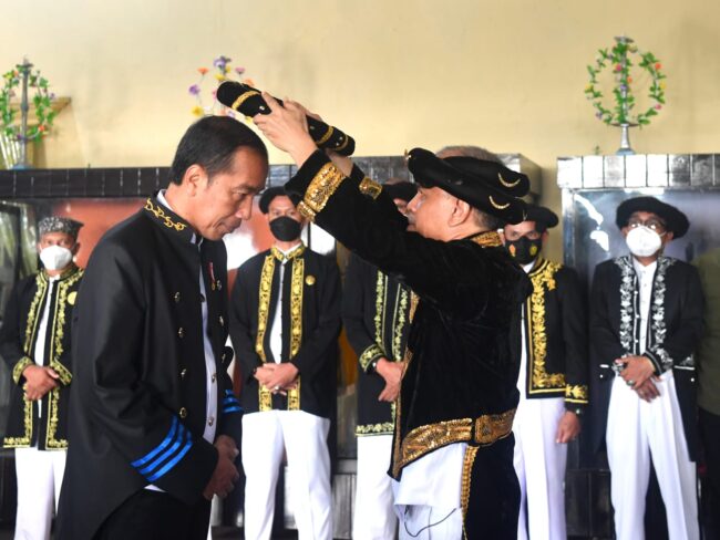 Presiden Joko Widodo mendapatkan anugerah gelar adat dari Kesultanan Ternate melalui sebuah prosesi di Kedaton Sultan Ternate, Kota Ternate, pada Rabu, 28 September 2022. Foto: BPMI Setpres