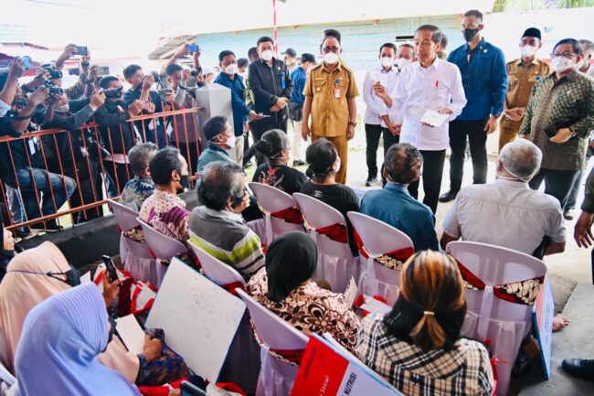 Presiden Joko Widodo mengunjungi Kantor Pos Jailolo, Kabupaten Halmahera Barat, Provinsi Maluku Utara, untuk menyerahkan sejumlah bantuan sosial bagi para penerima manfaat pada Rabu, 28 September 2022. Foto: BPMI Setpres