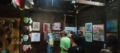 Pengunjung menyaksikan Pameran Seni Rupa bertajuk Wahyu Rumagang Festival Lima Gunung (FLG) tahun 2022 di Dusun Mantran, Desa Girirejo, Kabupaten Magelang, Jateng. Jumat, 30/9/2022. (doc.wartamagelang)