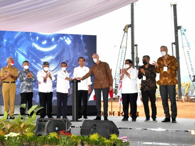 Presiden Joko Widodo menyampaikan sambutan dalam acara peletakan batu pertama atau groundbreaking pabrik PT Wavin Manufacturing Indonesia di Kawasan Industri Terpadu Batang (KITB), Kabupaten Batang, Provinsi Jawa Tengah, pada Senin, 3 Oktober 2022. Foto: BPMI Setpres