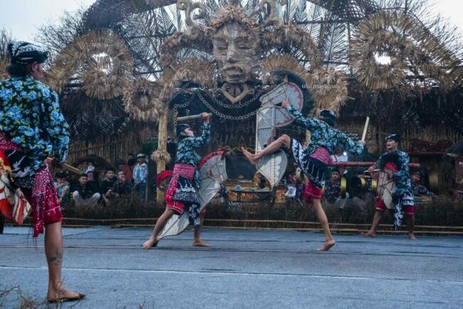 Salah satu peserta sedang menari di atas panggung Nunggil Sujati pada Festival Lima Gunung (FLG) tahun 2022 di Dusun Mantran, Desa Girirejo, Kabupaten Magelang, Jateng. Sabtu, 1/10/2022. (doc.wartamagelang)