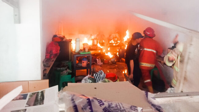 Petugas sedang berusaha memadamkan kebakaran didalam Pasar Desa Tegalrejo, Kios sebelah barat, Desa Tegalrejo, pada hari Kamis, 27 Oktober 2022, Foto: Yoga Subarkah/DamkarKabMgl