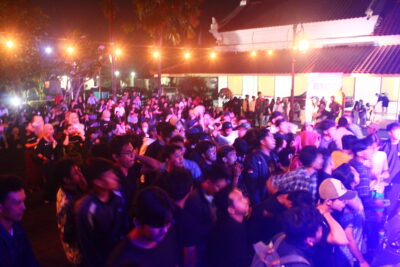 Antusiasme penonton pada acara musik di panggung terbuka Museum BPK RI, kompleks Bakorwil/ Eks Karesidenan Kedu, Jl Diponegoro No 1, Kota Magelang. (doc.benasic)