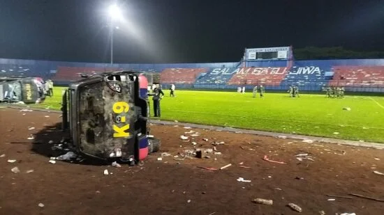 Laga Arema vs Persebaya Berakhir Ricuh, 127 Orang Dikabarkan Tewas
