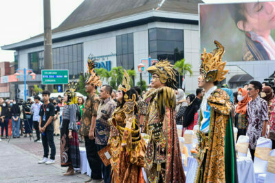 Barisan peserta dan tamu undangan saat pembukaan Solo Batik Carnival (SBC) XIII pada Grand Carnival yang dilaksanakan disepanjang Jl,Sudirman Kota Surakarta pada hari Minggu, 02/10/2022 (doc)