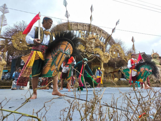 Kesenian Jaran Kepang Papat dari Sanggar Andong Jinawi, Mantran, Magelang  di Festival Lima Gunung (FLG) tahun 2022 di Dusun Mantran, Desa Girirejo, Kabupaten Magelang, Jateng, 30 September-2 Oktober 2022. Jumat, 30/9/2022. (doc.wartamagelang)