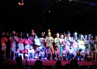 Pemain berfoto bersama seusai pentas Sendratari Ramayana oleh Komunitas Malanggati di perkampungan padat penduduk di Kampung Malanggaten, Kelurahan Rejowinangun Utara, Kecamatan Magelang, Kota Magelang, Jawa Tengah. Sabtu, 8/10/2022. (doc. sigit)