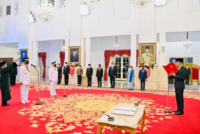 Presiden Joko Widodo resmi melantik pasangan Gubernur dan Wakil Gubernur Daerah Istimewa Yogyakarta (DIY) terpilih masa jabatan tahun 2022 - 2027 di Istana Negara, Jakarta pada Senin, 10 Oktober 2022. Foto: BPMI Setpres