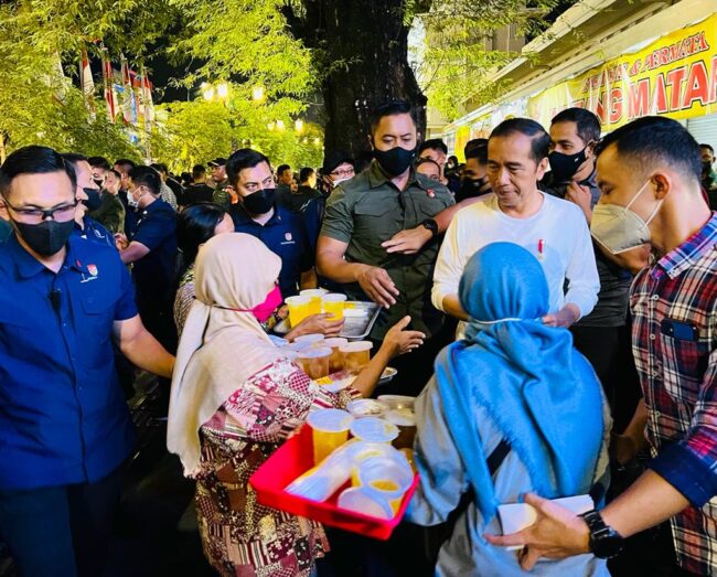 Presiden Joko Widodo menyapa masyarakat di kawasan Malioboro, Daerah Istimewa Yogyakarta (DIY), pada Sabtu malam, 15 Oktober 2022. Foto: BPMI Setpres
