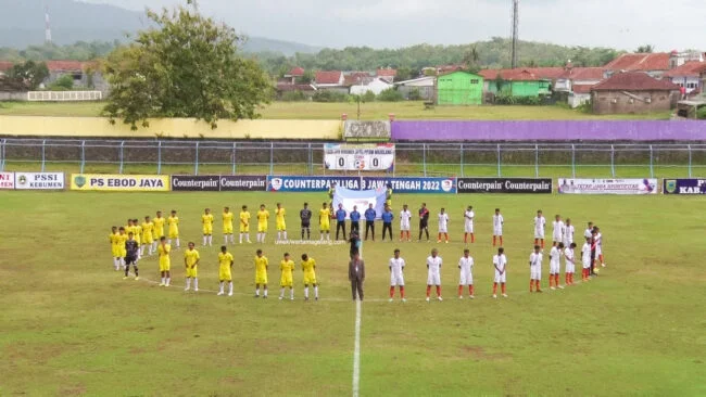 Doa Bersama dari seluruh pemain dan official di Stadion Chandradimuka Kebunen, Minggu 2 Oktober 2022. Foto: Uwek/wartamagelang.com
