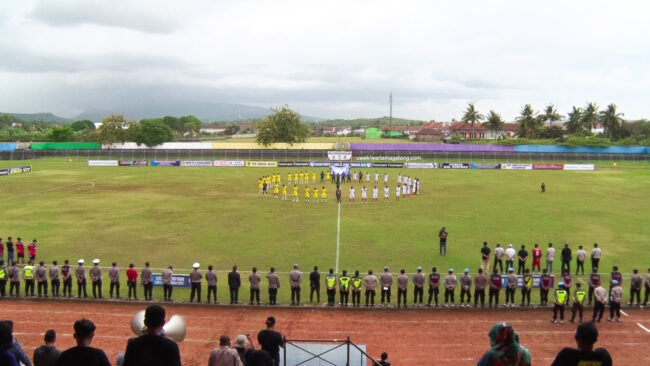 Doa bersama dari seluruh pemain dan official di Stadion Chandradimuka Kebumen, Minggu 2 Oktober 2022. Foto: Uwek/wartamagelang.com