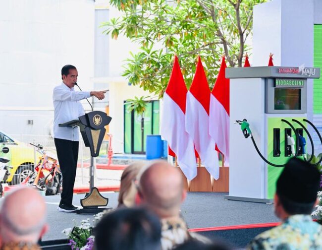 Presiden Joko Widodo secara resmi memulai program "Bioetanol Tebu untuk Ketahanan Energi" yang digelar di pabrik bioetanol PT Energi Agro Nusantara (Enero), Kabupaten Mojokerto, Provinsi Jawa Timur. Foto: BPMI Setpres