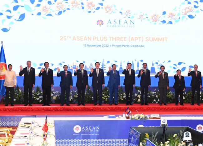 Presiden Joko Widodo mengikuti KTT ke-25 ASEAN Plus Three (APT) yang digelar di Hotel Sokha, Phnom Penh, Sabtu, 12 November 2022. Foto: BPMI Setpres