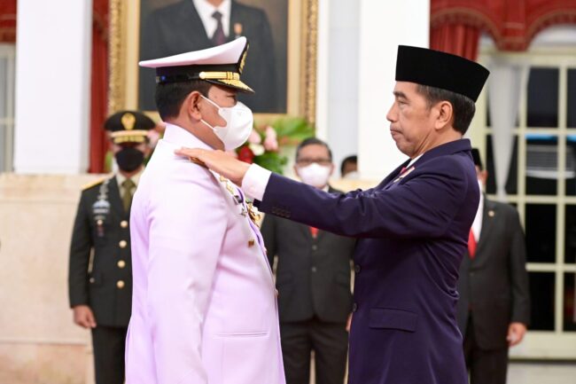Presiden Joko Widodo melantik dan mengambil sumpah jabatan Laksamana TNI Yudo Margono sebagai Panglima Tentara Nasional Indonesia (TNI), pada Senin, 19 Desember 2022. Foto: BPMI Setpres