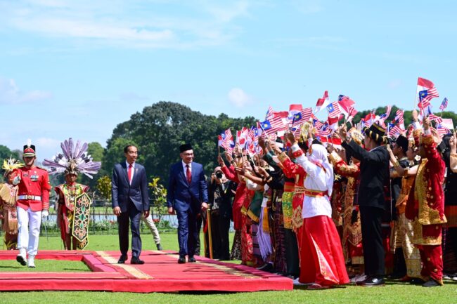 Presiden Joko Widodo menyambut kunjungan resmi Perdana Menteri (PM) Malaysia, Dato’ Seri Anwar bin Ibrahim, di Istana Kepresidenan Bogor, Jawa Barat, pada Senin, 9 Januari 2023. Foto: BPMI Setpres