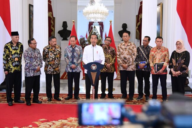 Presiden Joko Widodo menerima laporan dari Tim Penyelesaian Non Yudisial Pelanggaran Hak Asasi Manusia yang Berat (PPHAM) di Istana Merdeka, Jakarta, pada Rabu, 11 Januari 2023. Foto: BPMI Setpres