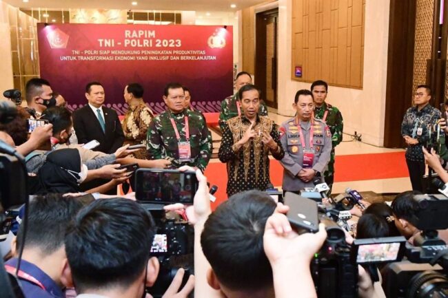 Presiden Joko Widodo memberikan pengarahan dalam Rapat Pimpinan (Rapim) TNI dan Polri Tahun 2023 di The Sultan Hotel, Jakarta, pada Rabu, 8 Februari 2023. Foto: BPMI Setpres