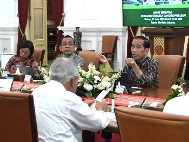 Presiden Joko Widodo menggelar rapat terbatas bersama jajarannya di Istana Merdeka, Jakarta, pada Selasa, 13 Juni 2023. Foto: BPMI Setpres