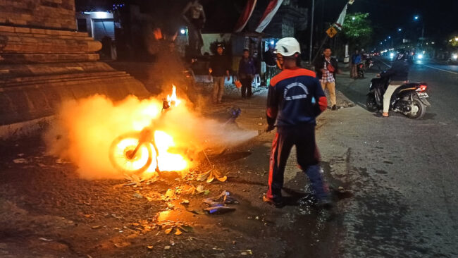 Petugas sedang memadamkan kebakaran motor di di Jl. Soekarno - Hatta Kota Mungkid, pada hari Senin, 28 Agustus 2023, Foto: Yoga Subarkah/DamkarKabMgl