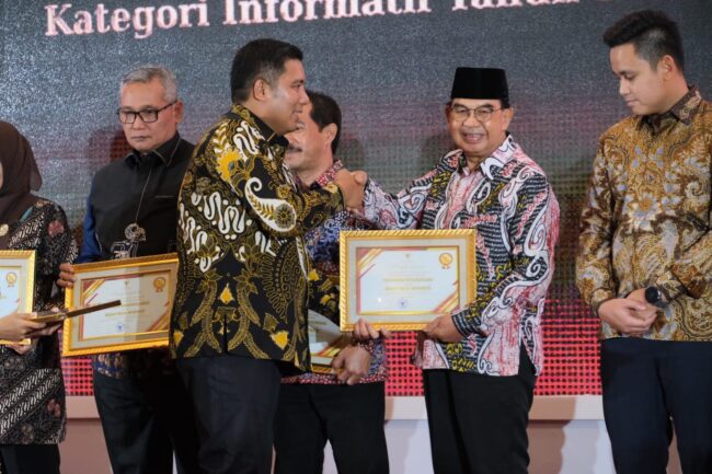Wakil Wali Kota Magelang menerima penghargaan Kota Informatif, 22 Des 2023 (3)