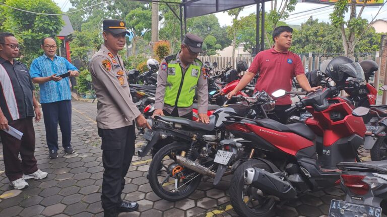 Polsek Muntilan Gelar Sosialisasi Larangan Penggunaan Knalpot Brong di Lingkungan Sekolah