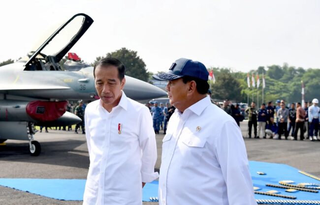 Presiden Joko Widodo meninjau alat utama sistem persenjataan (alutsista) TNI di Pangkalan TNI AU Iswahjudi, Kabupaten Magetan pada kunjungan kerjanya di Provinsi Jawa Timur pada Jumat, 8 Maret 2024. Foto: BPMI Setpres