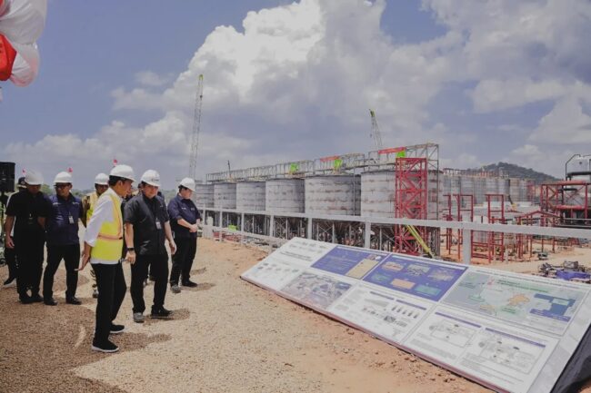 Presiden Joko Widodo melakukan peninjauan langsung ke Smelter Grade Alumina Refinery (SGAR) di Kabupaten Mempawah, Provinsi Kalimantan Barat, pada Rabu, 20 Maret 2024. Foto: BPMI Setpres