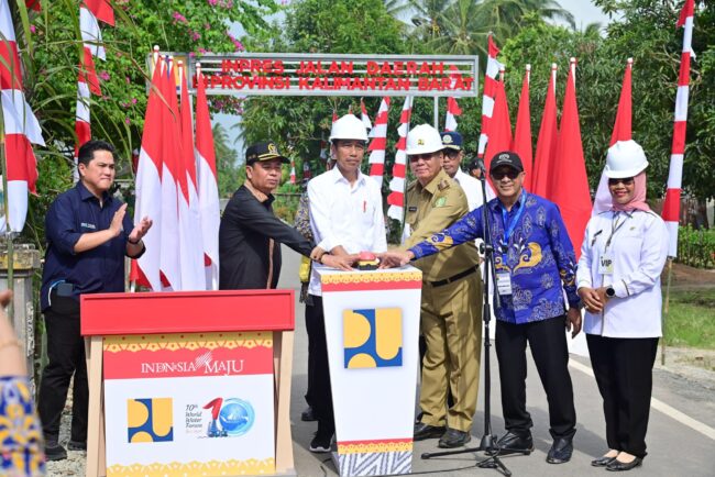 Presiden Joko Widodo meresmikan 24 ruas jalan di Provinsi Kalimantan Barat yang dipusatkan di Kabupaten Mempawah, pada Rabu, 20 Maret 2024. Foto: BPMI Setpres