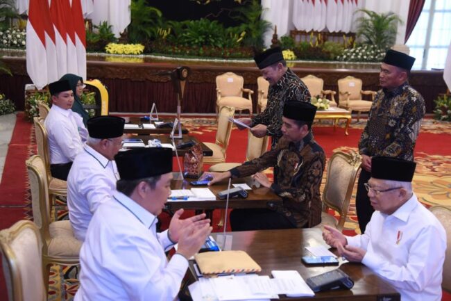 Presiden Joko Widodo menyerahkan zakat kepada Badan Amil Zakat Nasional (Baznas) di Istana Negara, Jakarta, pada Rabu, 13 Maret 2024. Foto: BPMI Setpres