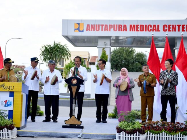Presiden Joko Widodo meresmikan rehabilitasi dan rekonstruksi bangunan pascabencana di Gedung Anutapura Medical Center (AMC) RSUD Anutapura Palu, Kota Palu, Provinsi Sulawesi Tengah, pada Selasa, 26 Maret 2024. Foto: BPMI Setpres