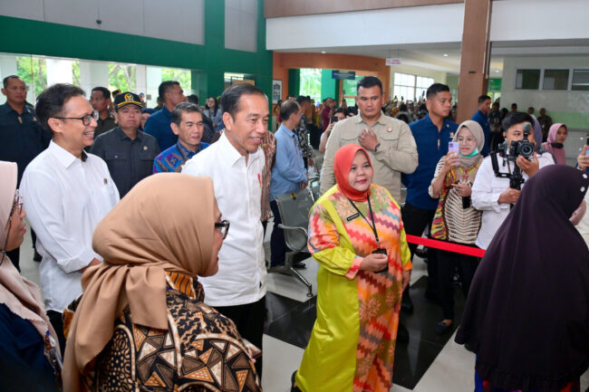 Presiden Joko Widodo berkunjung ke Rumah Sakit Umum Daerah (RSUD) Sultan Syarif Mohamad Alkadrie, Kota Pontianak, pada Kamis, 21 Maret 2024. Foto: BPMI Setpres