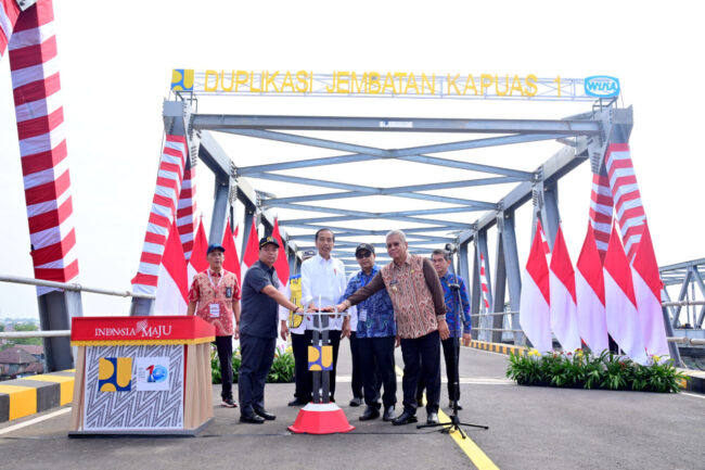 Presiden Joko Widodo meninjau duplikasi Jembatan Kapuas I, Kota Pontianak, Provinsi Kalimantan Barat, pada Kamis, 21 Maret 2024. Foto: BPMI Setpres