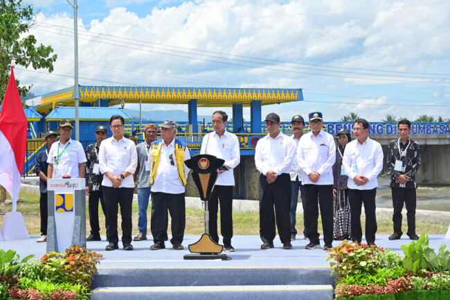 Presiden Joko Widodo meresmikan rehabilitasi dan rekonstruksi daerah irigasi Gumbasa di Kabupaten Sigi, Provinsi Sulawesi Tengah, pada Rabu, 27 Maret 2024. Foto: BPMI Setpres