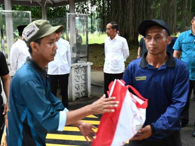 Presiden Joko Widodo menyaksikan penyerahan bantuan paket sembako bagi masyarakat di sekitar Kompleks Istana Kepresidenan Bogor, Jawa Barat, pada Sabtu, 6 April 2024. Foto: BPMI Setpres
