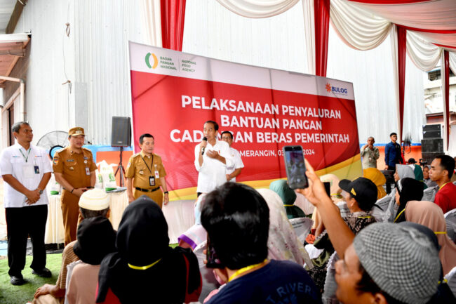 Presiden Joko Widodo meninjau langsung ketersediaan beras yang ada di Kompleks Pergudangan Bulog Pematang Kandis,Kabupaten Merangin, pada Rabu, 3 April 2024. Foto: BPMI Setpres