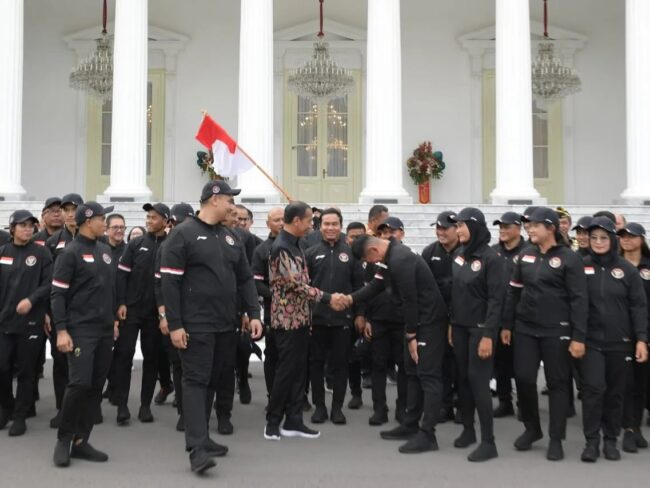 Presiden Joko Widodo secara resmi melepas kontingen Indonesia yang akan bertanding pada Olimpiade ke-33 Paris Tahun 2024 di halaman Istana Merdeka, Jakarta, pada Rabu, 10 Juli 2024. Foto: BPMI Setpres