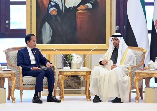 Presiden Joko Widodo mengadakan pertemuan bilateral dengan Presiden Mohamed bin Zayed Al Nahyan (MBZ) di Qasr Al Watan, Abu Dhabi, pada Rabu, 17 Juli 2024. Foto: BPMI Setpres