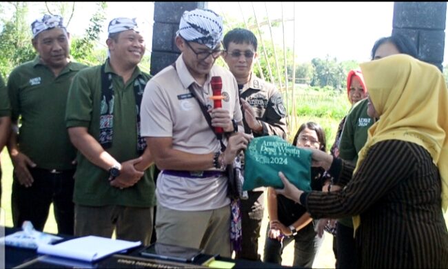 Menparekraf Sandiaga Salahudin Uno di pencanangan Desa Wisata Wanurejo menjadi desa wisata terbaik Indonesia di Balokondes Wanurejo Kamis (12/7)