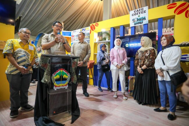 Jateng Fair 2024 Special Show terasa pada malam pembukaan di Pusat Rekreasi dan Promosi Pembangunan (PRPP) Kota Semarang, Senin (29/7/2024) malam. Kegiatan bertema “Sensational of Central Java Coffee” tersebut, dibuka secara resmi oleh Penjabat (Pj) Gubernur Jawa Tengah Nana Sudjana.