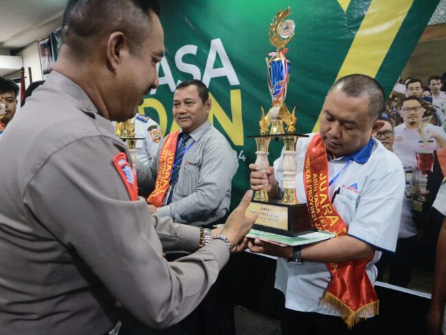 Penghargaan tersebut diserahkan oleh Direktur Lantas Polda Jateng Kombes Pol. Sonny Irawan beserta Plt Kadishub Provinsi Jawa Tengah Erry Derima Riyanto kepada Heribertus Dwi Setyawan di Hotel Gracia Semarang, Selasa (23/07/2024).