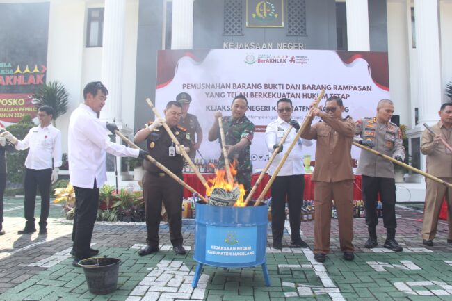 Pj Bupati Magelang Sepyo Achanto saat melakukan pemusnahan barang bukti bersama jajaran Forkompimda Kabupaten Magelang.