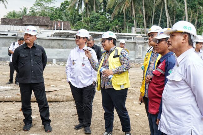 Pj Bupati Magelang Sepyo Achanto bersama Forkompimda saat meninjau progres pembangunan TPST Pasuruhan.