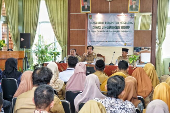 Pj Bupati Magelang Sepyo Achanto didampingi Asisten Administrasi Umum Asfuri Muhsis dan Kepala Dinas Lingkungan Hidup Kabupaten Magelang Sarifudin saat memberikan arahan pada acara peningkatan kapasitas dan pembinaan pegawai pada Dinas Lingkungan Hidup Kabupaten Magelang